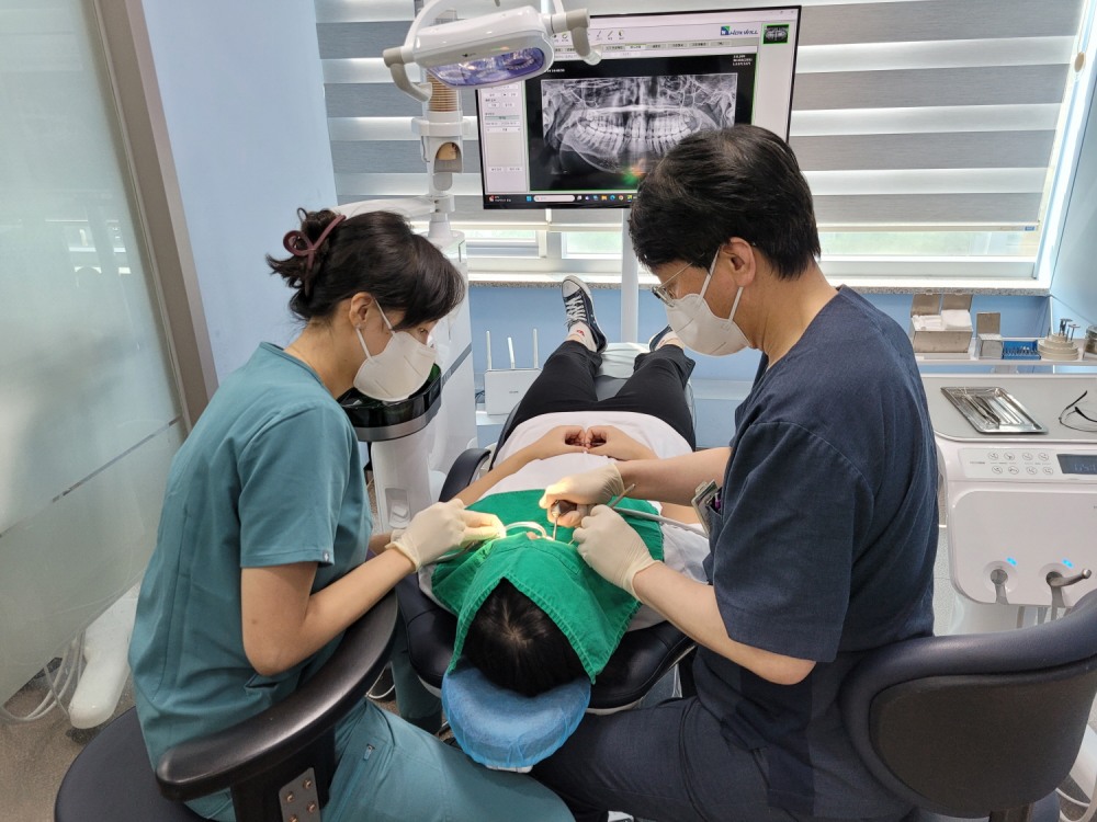사진=한부모가정을 위한 치과 진료 서비스를 실시하고 있는 모습