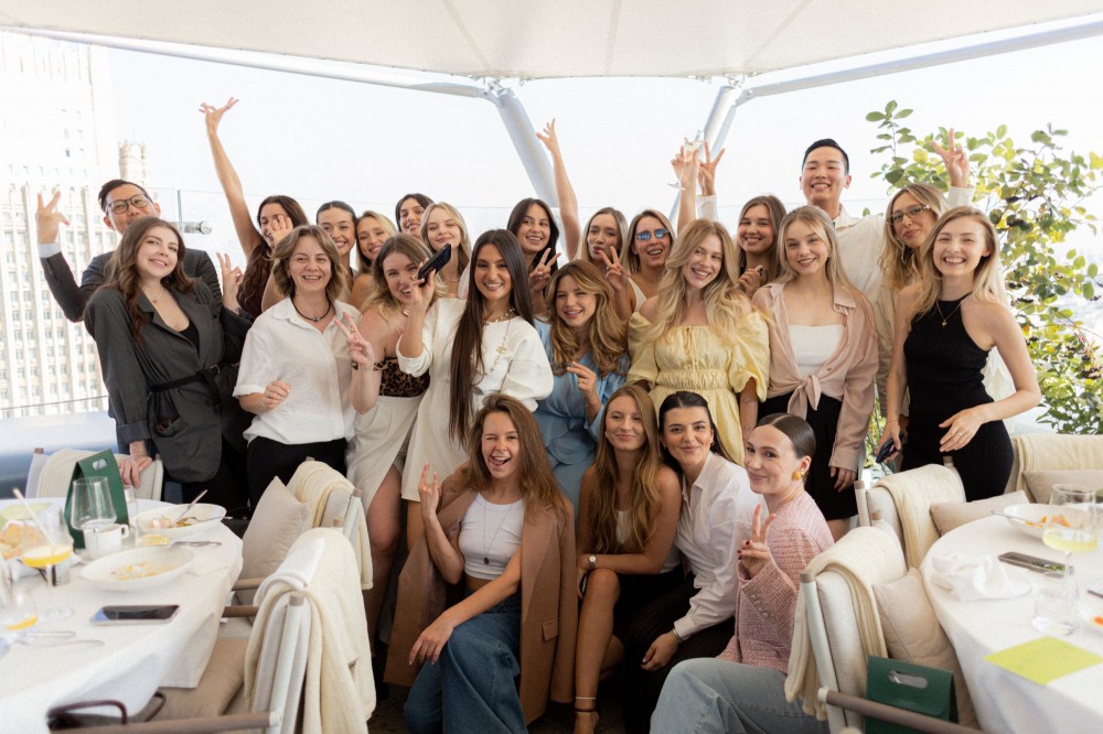 8/29(현지시간) 러시아 모스코바에서 열린 야다와 골드애플의 파티에 참석한 인플루언서와 모델들이 캠페인의 성공을 기념하고 있다.