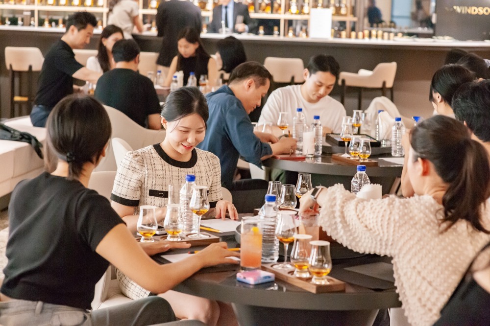 윈저, 'Art with WINDSOR' 아트클래스 성료… 오하은 작가와 함께한 위스키와 예술의 특별한 만남