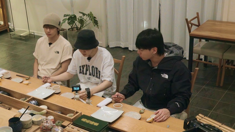 BTS 지민·뷔·정국, 디즈니 플러스 '이게 맞아?!' 에서 노스페이스 여행룩 선보여