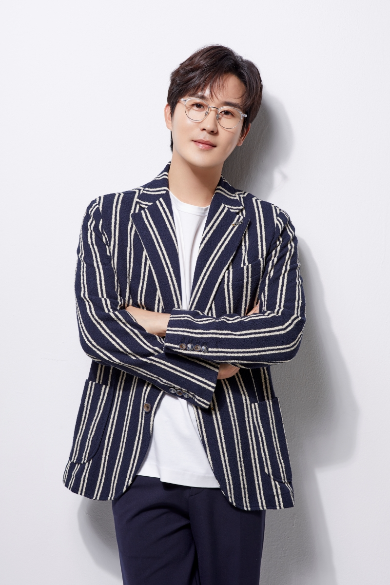 신유, 12일 자작곡 ‘러브스토리 (feat. 박애리)’ 발매…올가을 적실 럭셔리 트로트 탄생