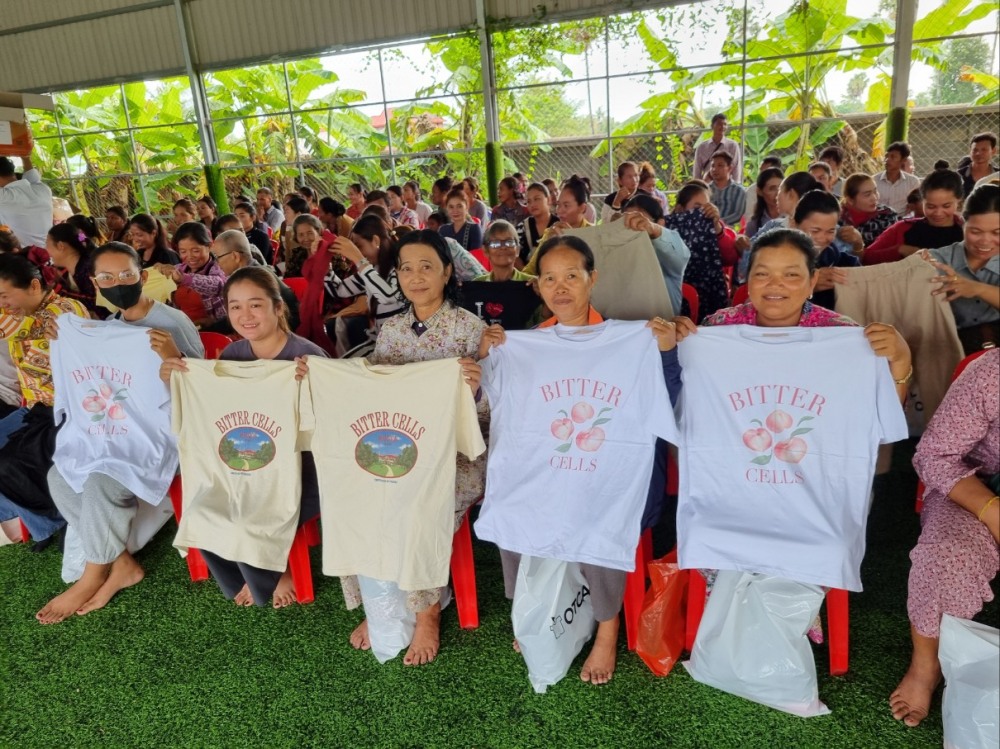 (사)옷캔에서 캄보디아 취약계층을 위해 옷을 전달하는 모습 (사진=옷캔 제공)