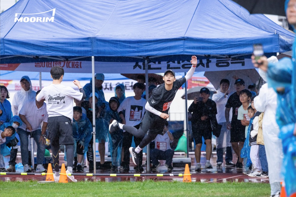 멀리날리기 종목에서 중·고등·일반부 오시언 선수가 64.52m를 기록하며 새로운 공식 챔피언에 등극했다. / 사진제공=무림