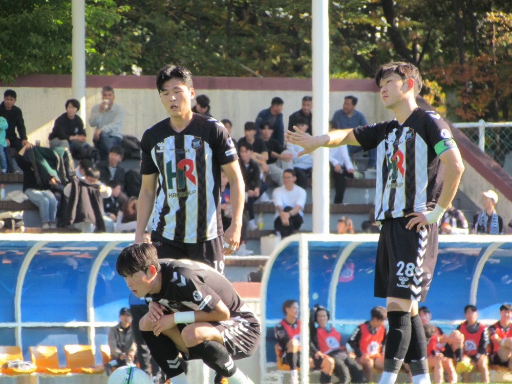 전반 19분, 안은산(왼쪽에 서 있는 선수)이 선제골이 된 프리킥을 차기 위해 준비하고 있다. / 사진 제공: HR그룹 미디어팀