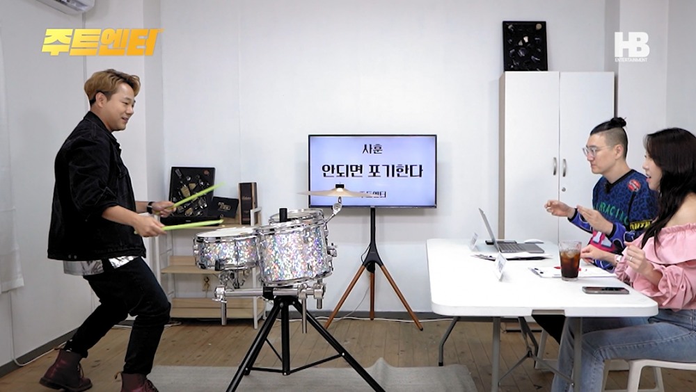 사진='주트 엔터'에서 드럼 포퍼먼스를 선보이는 드럼의 신 서유호(좌)와 DJ래피와 황인선(우) / 출처=〈주간트로트〉 영상 캡처