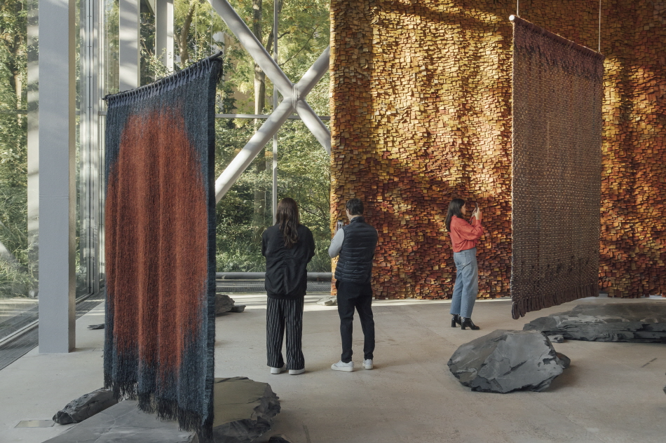 까르띠에 현대미술재단, 올가 데 아마랄(Olga de Amaral) 전시 진행