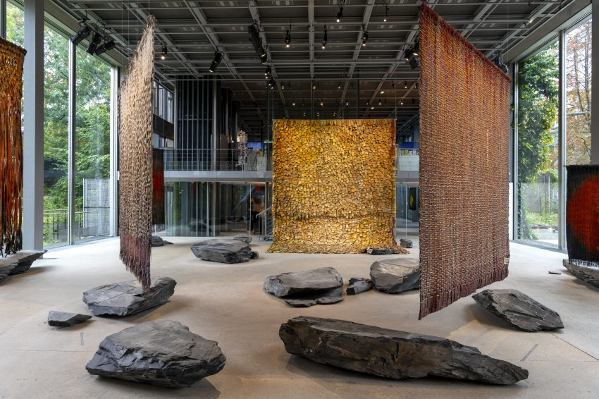 까르띠에 현대미술재단, 올가 데 아마랄(Olga de Amaral) 전시 진행