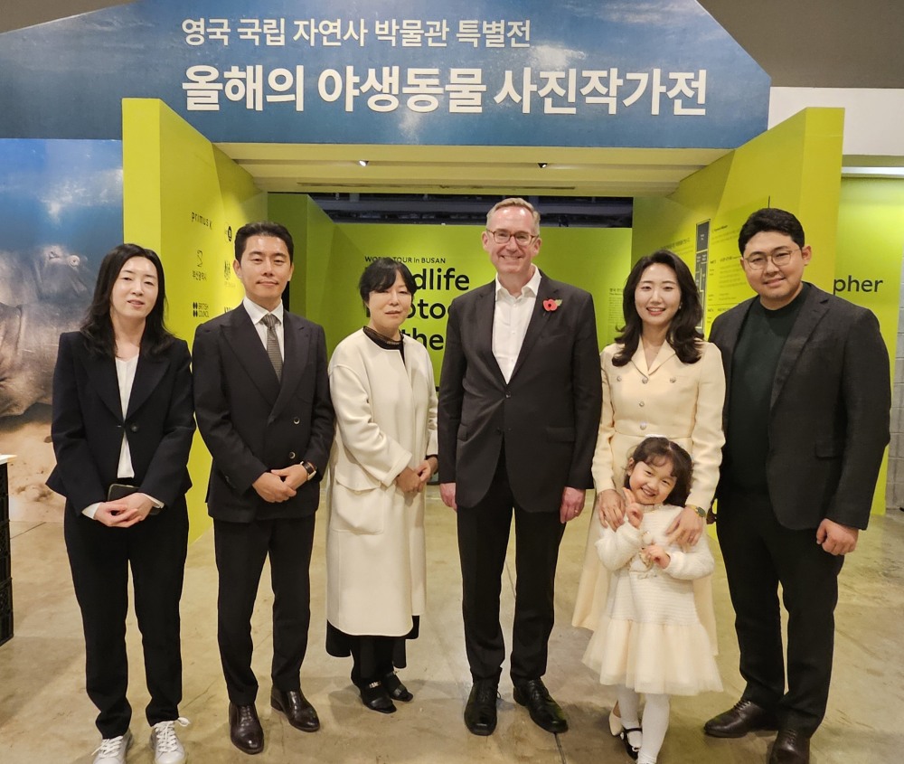 「영국 국립자연사박물관 특별전: 올해의 야생동물 사진작가전」이 열리고 있는 부산 F1963 석천홀에서 콜린 크룩스 주한영국대사가 기념 사진을 촬영하고 있다. 사진제공: ㈜리브위드