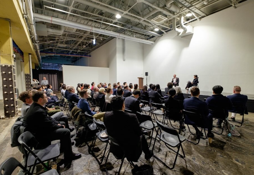 콜린 크룩 주한영국대사가 파이어사이드챗 형식의 특별 좌담회를 통해한국과의 오랜 인연과 특별한 경험들을 나누고 소통하는 시간을 가졌다. 출처: 콜린 크룩스 인스타그램