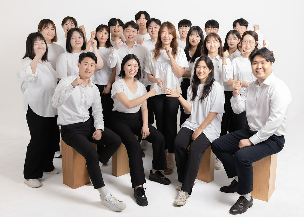 전혜진 이지태스크 대표와 임직원들이 함께 단체사진을 촬영하고 있다. 이지태스크 제공