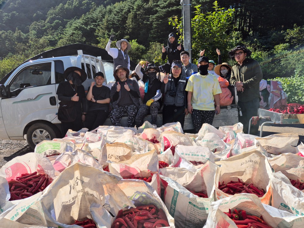 HR그룹 임직원들은 지역사회 공헌의 일환으로 지난 9월 평창 지역에서 고추 수확 봉사활동 후 단체 기념촬영을 진행하였다./사진=HR그룹 미디어팀