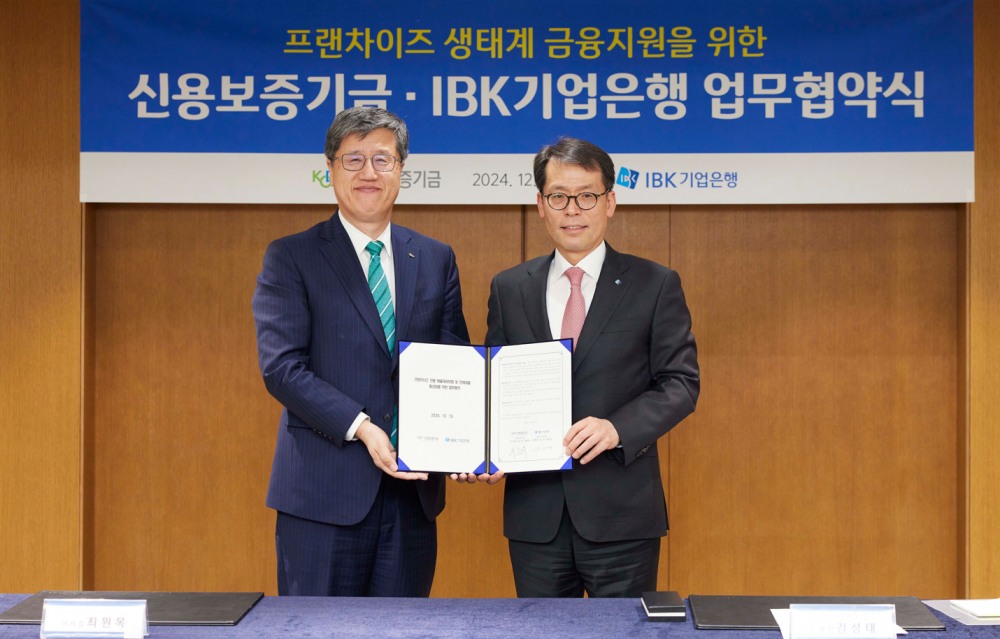 사진은 지난 13일 서울 중구 을지로 기업은행 본점에서 열린 업무협약식에서 김성태 IBK기업은행장(오른쪽)과 최원목 신용보증기금 이사장(왼쪽)이 기념촬영을 하고 있는 모습