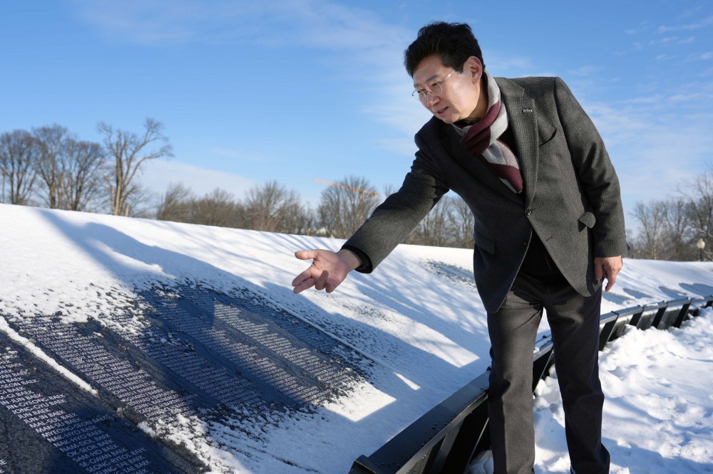 한국전 참전용사 기념비에 헌화와 참배