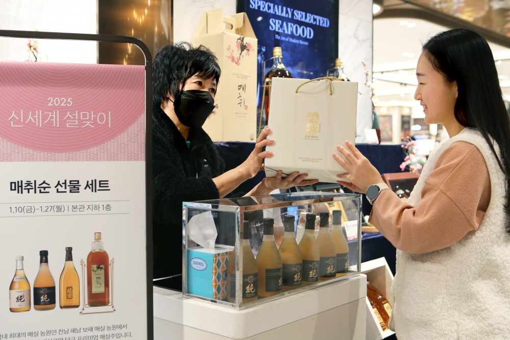▲광주신세계백화점을 찾은 한 고객이 보해양조 매취순 선물세트를 구매하고 있다.