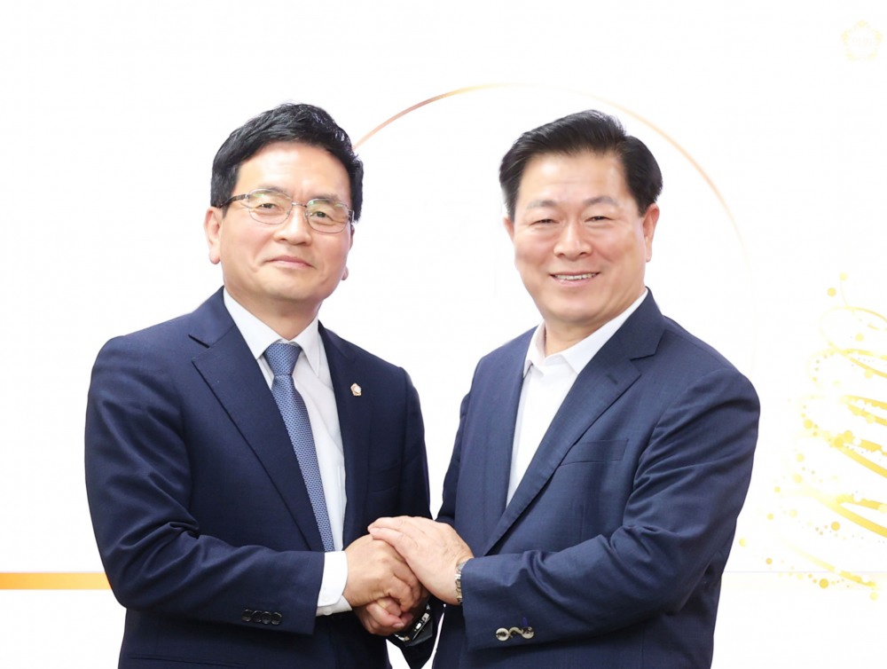 이지석 광명시의회 의장(왼쪽)과 광명시장(오른쪽)