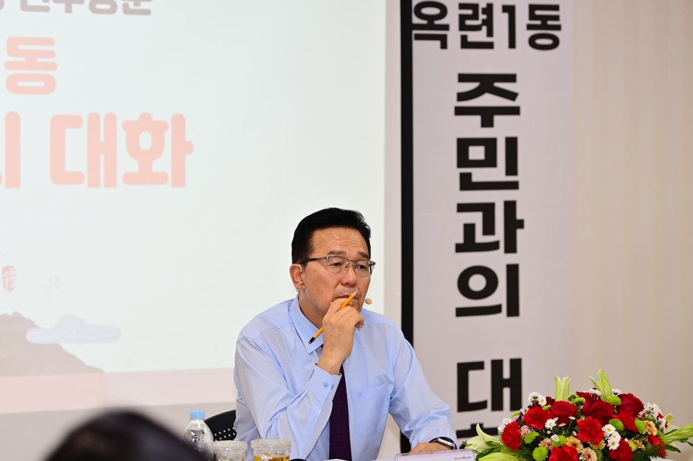 이재호 연수구청장이 옥련1동행정복지센터을 연두방문하여 주민들 의견을 경청하고 있다. (제공=인천연수구청)
