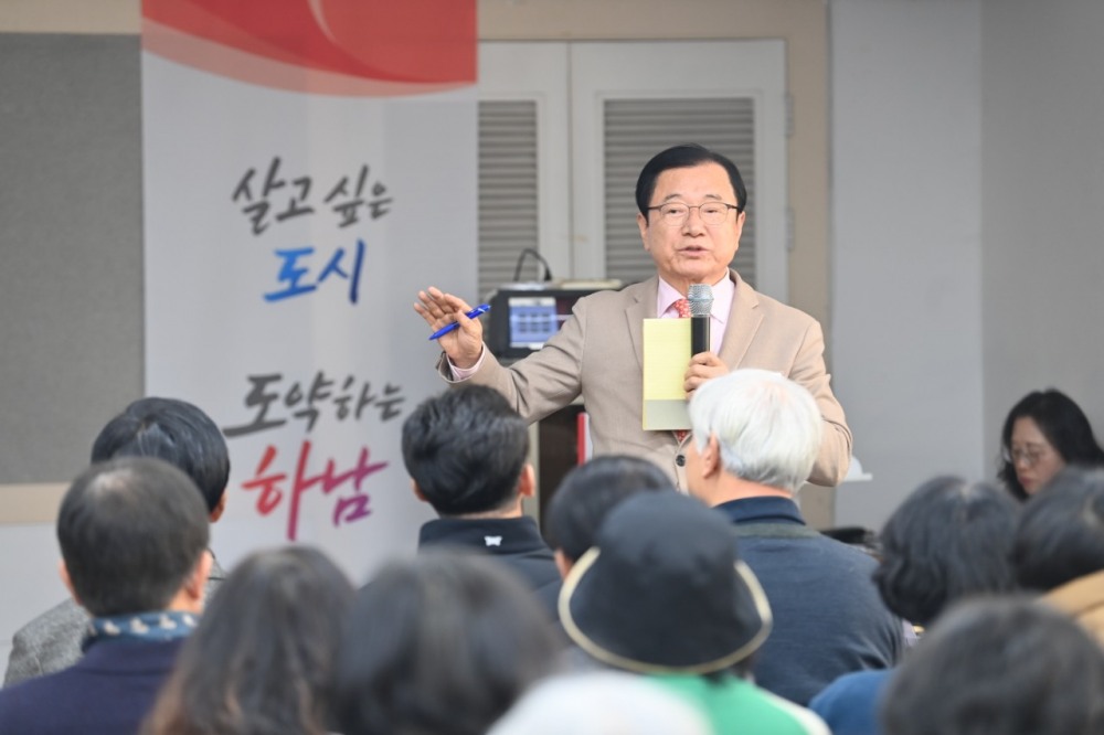 이현재 하남시장이 주민과 대화에서 시민과 질의 응답 하고 있다