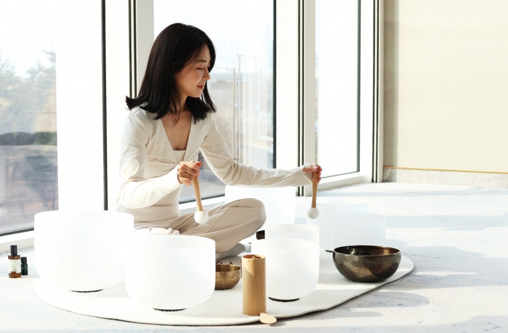 호텔 나루 서울 – 엠갤러리, 투숙객 대상 설맞이 싱잉볼 테라피 무료 클래스 진행