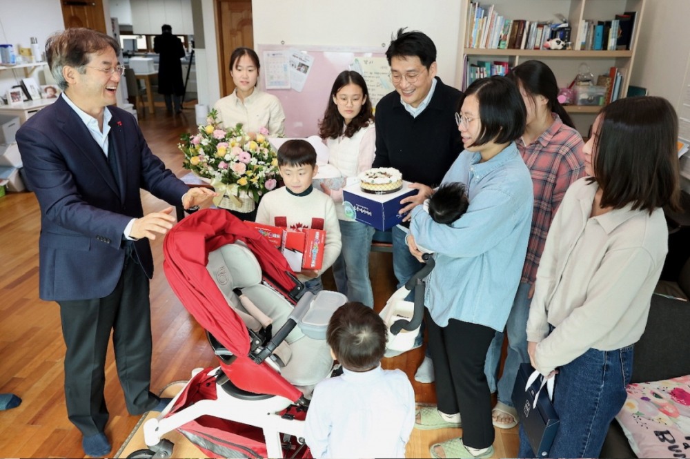 이동환 시장 일곱째 자녀 출산한 부모에게 격려와 축하 인사