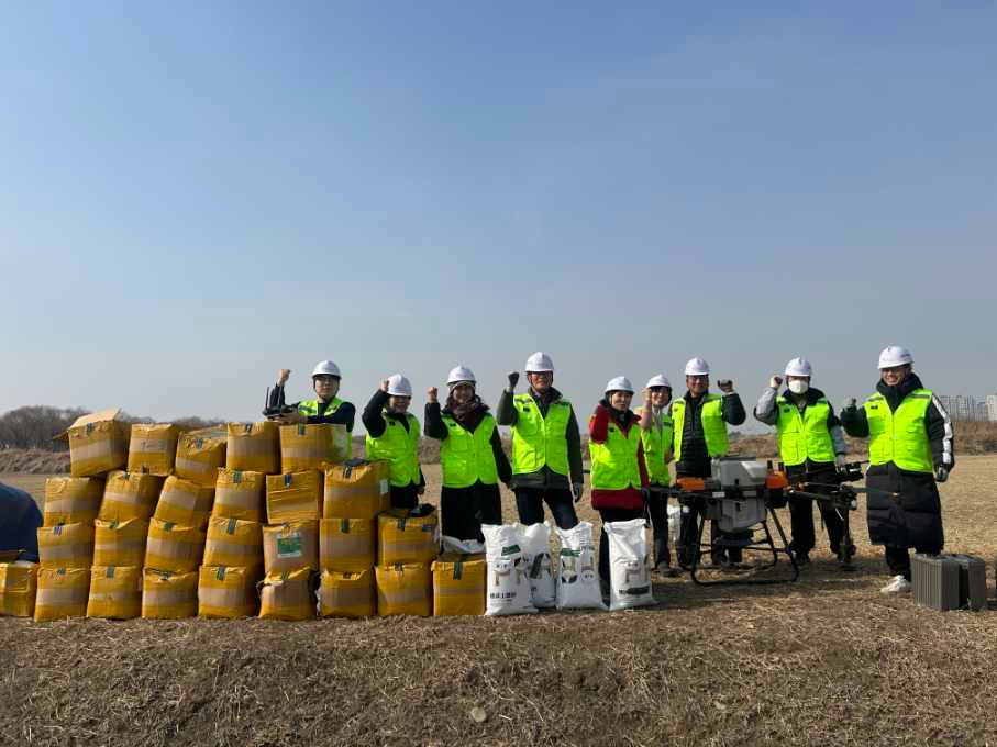 고양시 장항습지 철새 드론 급식 봉사대