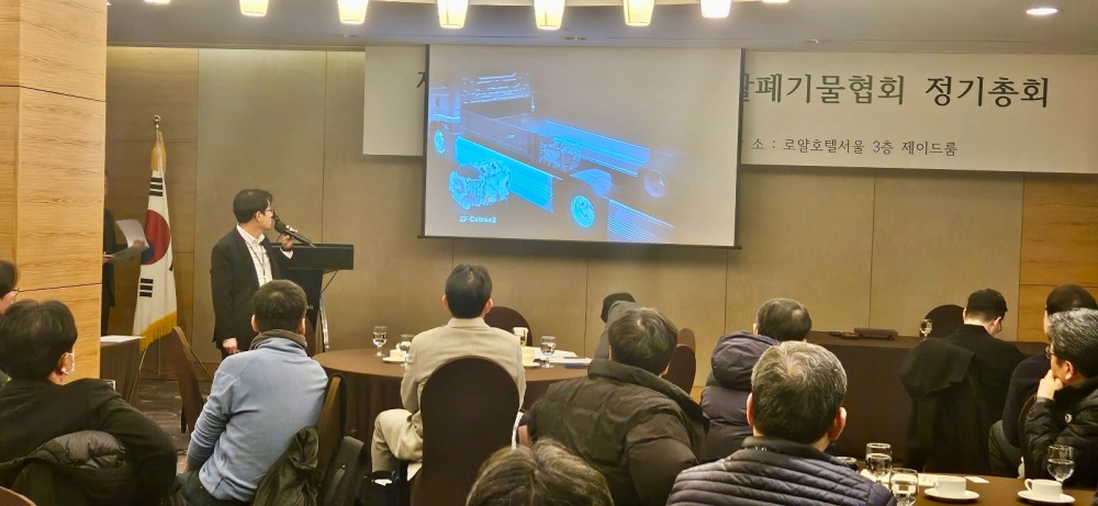 <이미지>서울시 생활폐기물협회 정기총회에서 공개한 친환경 전기트럭 ‘기쎈’ 청소차