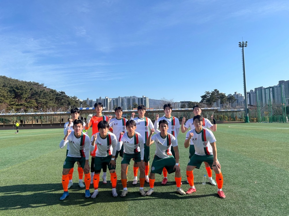 부산MBC 전국 고등축구대회 예선 2차전을 앞두고 HR축구센터(감독 함철권)가 상지대관령고와의 경기에서 승리를 다짐하고 있다./사진=HR그룹 미디어팀