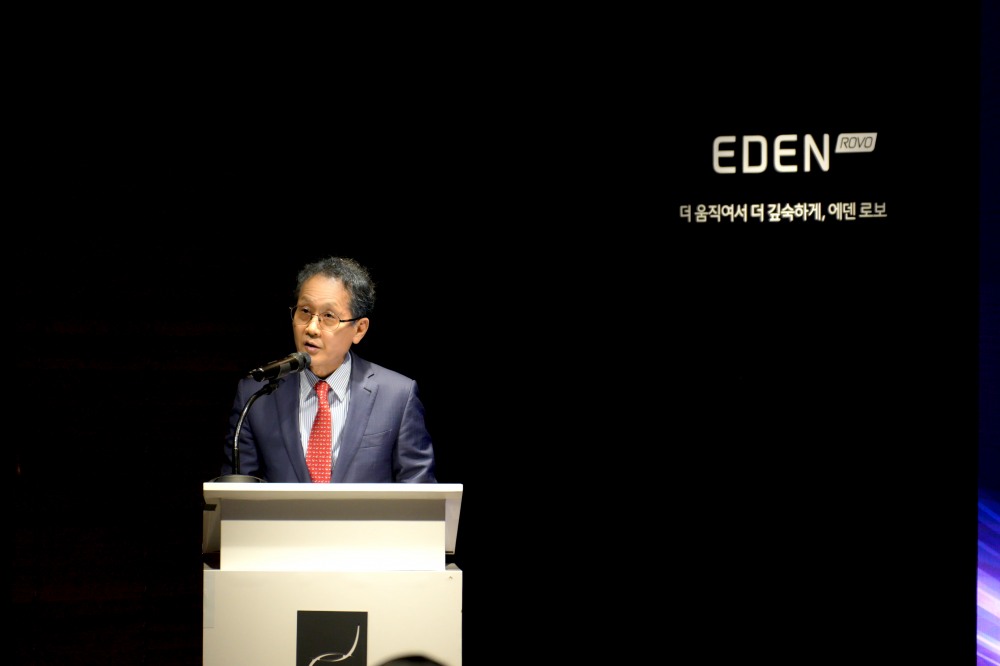 바디프랜드 지성규 총괄부회장이 에덴로보 론칭 컨퍼런스에서 인사말을 하고 있다.