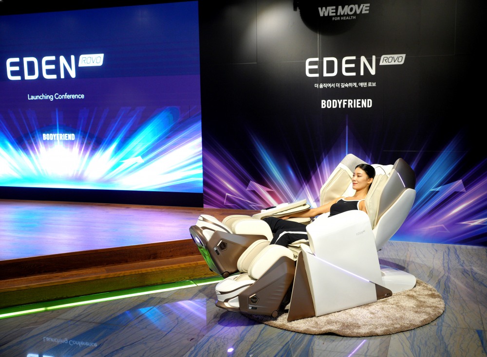 강하나 스트레칭 강사가 론칭 컨퍼런스에서 에덴로보 스페셜 프로그램을 시연하고 있다.