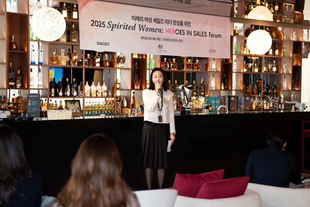 3월 6일 디아지오코리아가 개최한 ‘스피리티드 우먼: 히어로즈 인 세일즈’ 포럼에서 신혜정 디아지오코리아 럭셔리 및 전략 제휴 총괄 상무가 참가자들에게 인사를 전하고 있다
