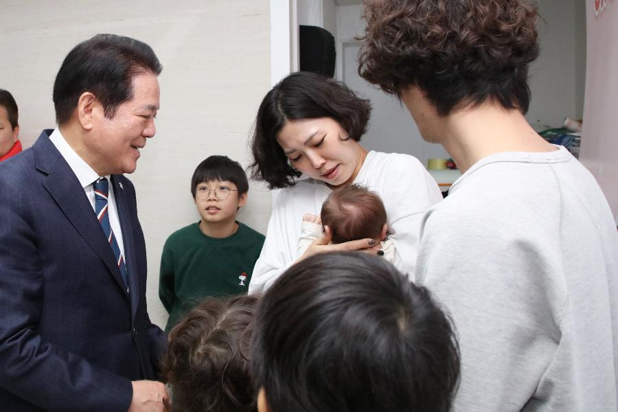 최대호 안양시장 여섯째아이 출생가정 방문