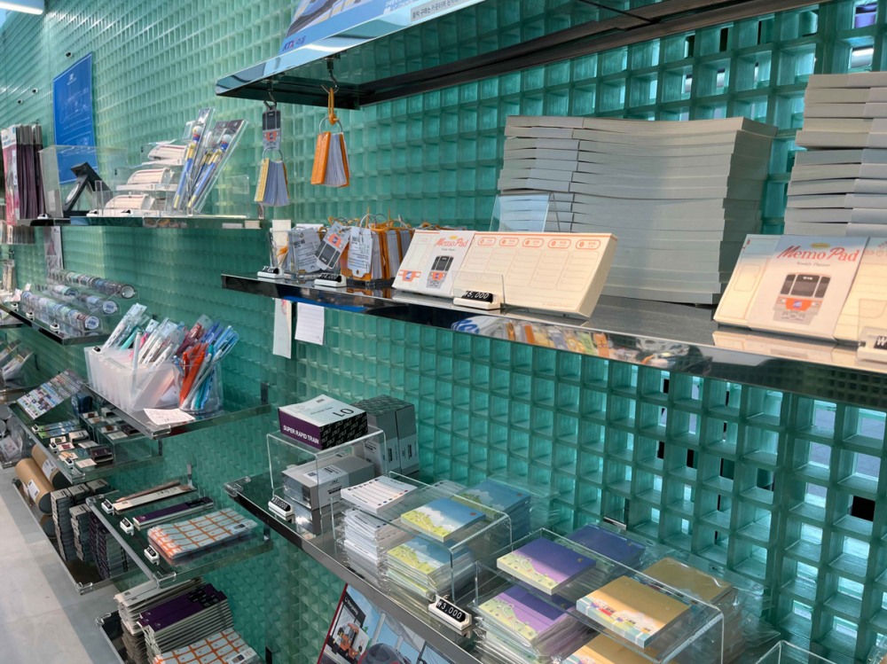 코레일유통‘코리아 트레인 메이츠(KOREA TRAIN MATES)' 서울역(지난 7일 오픈) 매장에 철도 굿즈들이 전시되어 있다.