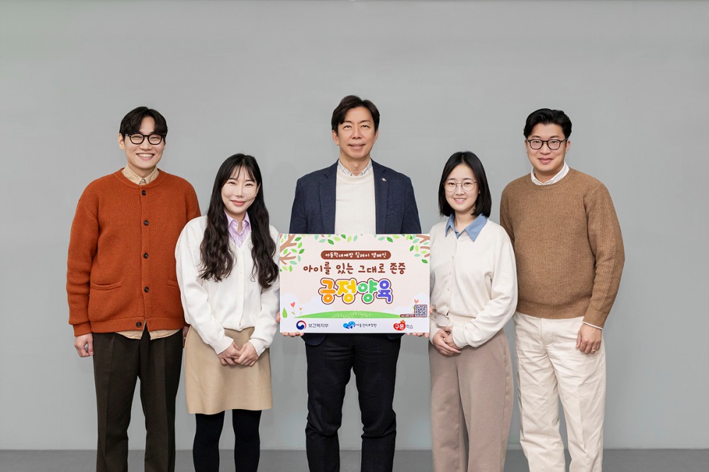 △이석환 교원구몬 대표(왼쪽에서 세번째)가 직원들과 함께 아동학대예방 릴레이 캠페인에 동참하며 기념촬영을 하고 있다.