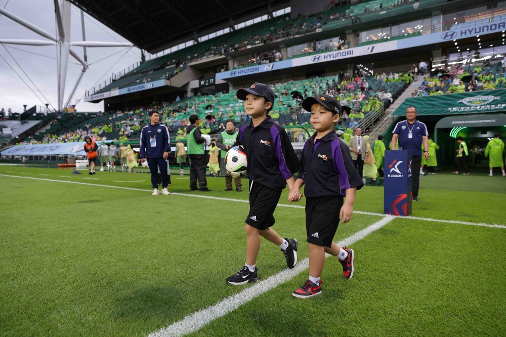 페덱스 게임볼 딜리버리 키즈가 K리그 2024 시즌 경기장에 입장하고 있다