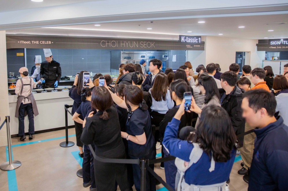 (사진) 최현석 셰프가 참여한 포스코타워-송도 사내식당 ‘밋더셀럽’ 이벤트