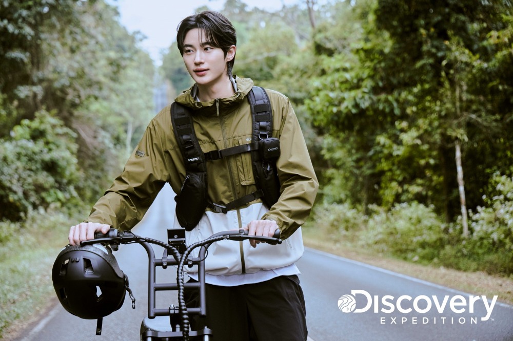 디스커버리 익스페디션, 변우석과 함께 하는 여름 맞이! 경량 바람막이 컬렉션 화보 공개