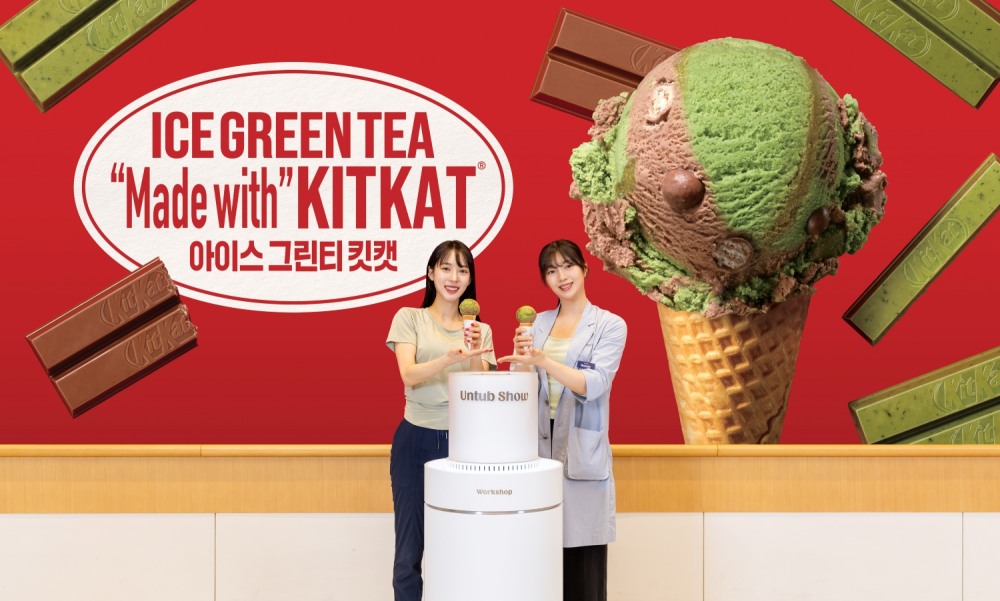 27일 ‘워크샵 by 배스킨라빈스’ 매장에서 열린 4월 이달의 맛 ‘아이스 그린티 킷캣’ 언텁쇼에서 브랜드 스토리텔러 닥터(우측)와 요가 강사(좌측)가 신제품을 선보이고 있다.
