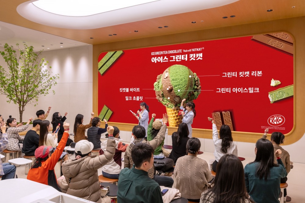 27일 ‘워크샵 by 배스킨라빈스’ 매장에서 열린 4월 이달의 맛 ‘아이스 그린티 킷캣’ 언텁쇼에서 현장 참석자들이 신제품 이벤트에 참여하고 있다.