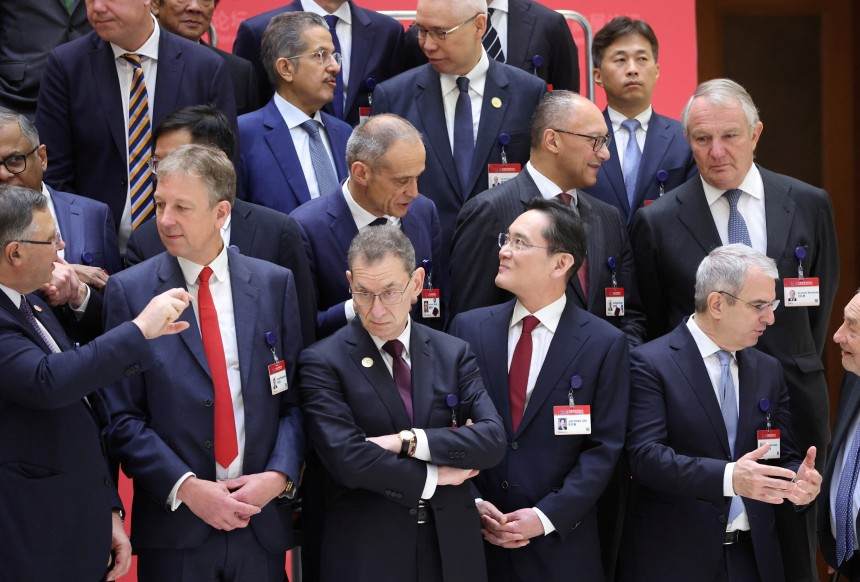 이재용(앞줄 왼쪽 네번째) 삼성전자 회장이 지난 23일 중국 베이징에서 열린 중국발전고위층포럼(CDF)에 참석해 기념 사진을 촬영하고 있다. /로이터 연합뉴스