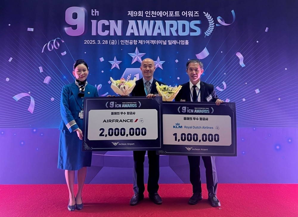 ▲ 지난 28일 인천공항에서 열린 제9회 '인천에어포트 어워즈'에서 이광우 에어프랑스-KLM 인천국제공항 지점장(가운데)과 이태훈 에어프랑스-KLM 인천국제공항 부장(오른쪽)이 직원과 기념촬영을 하고 있다.