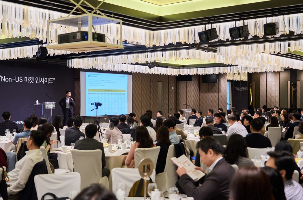 27일 포시즌스호텔 서울에서 개최된 글로벌 투자 세미나 ‘Non-US 마켓 인사이드’에서 미래에셋자산운용 홍콩법인 이필상 전무가 부상하는 중국 테크 기업 투자에 대해 소개하고 있다.