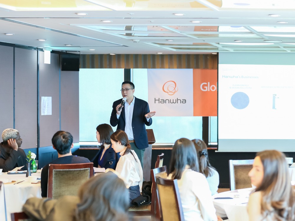 질의응답을 하고 있는 김동선 부사장