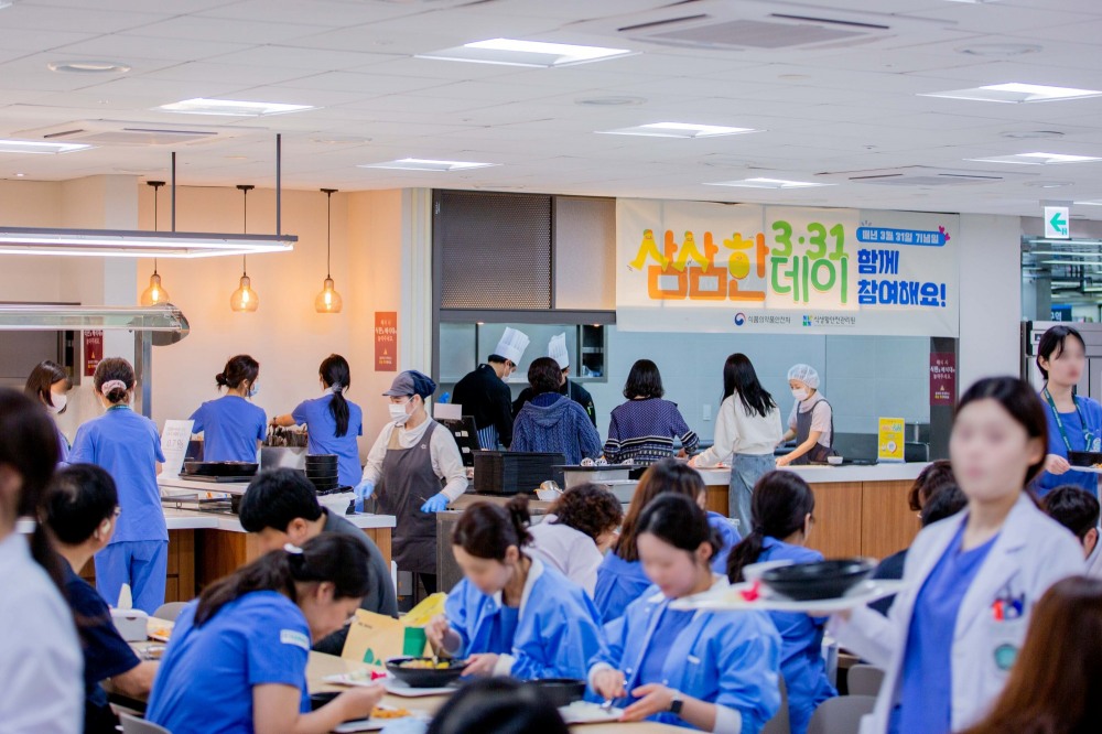 31일 아워홈 이대서울병원강서점에서 ‘삼삼한 데이’ 이벤트를 실시하고 중식으로 저염식 식단을 제공했다.