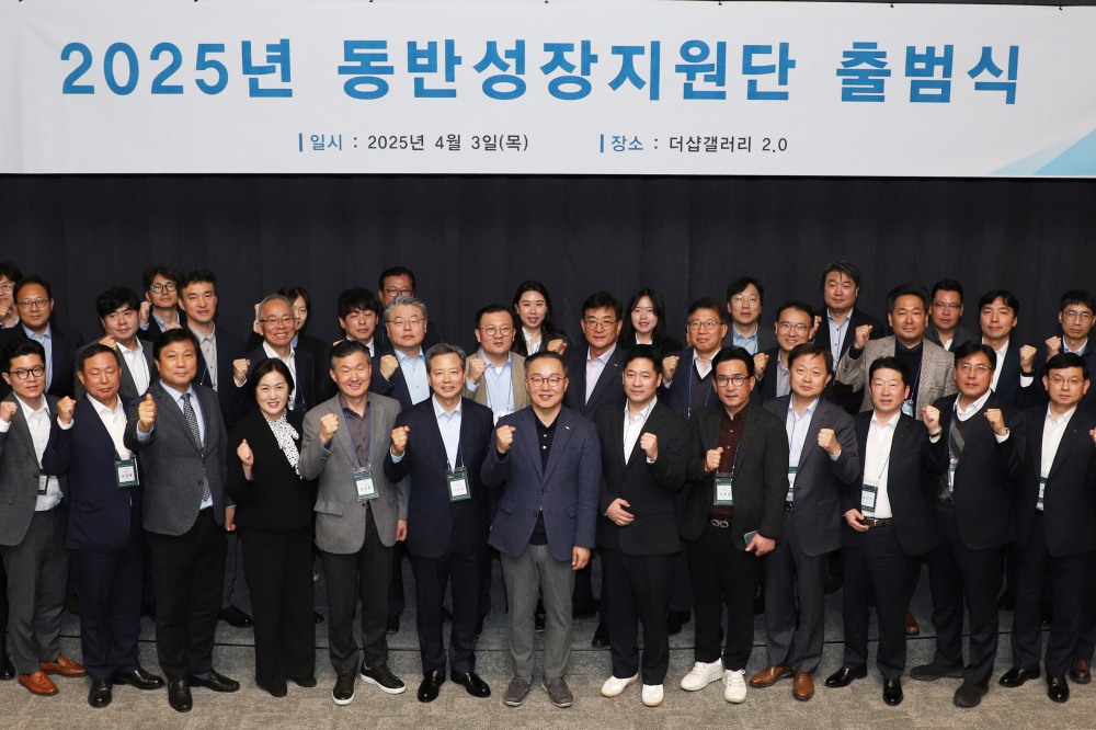 사진 첫줄 왼쪽에서 4번째부터 포스코이앤씨 안미선 구매계약실장, 힘펠 김정환 대표, 한일시멘트 이노선 부사장, 포스코이앤씨 정창식 동반성장지원단장