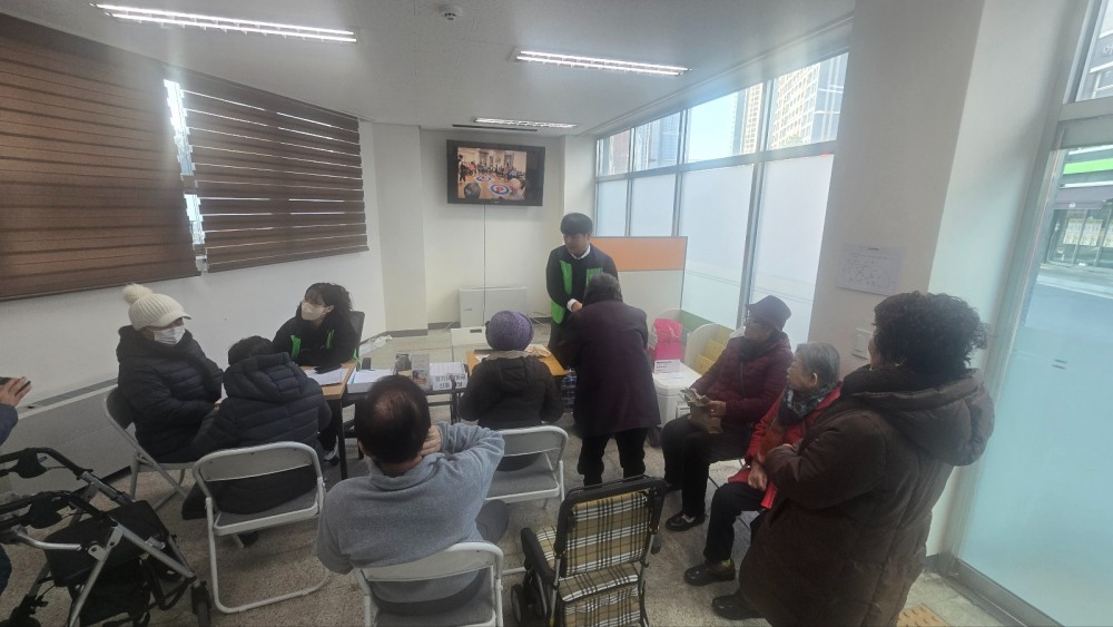라온아띠, 양주시 옥정LH3단지서 어르신 복지 상담 및 생활용품 나눔 봉사 진행