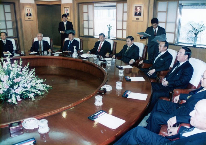 1998년 1월 전국경제인연합회 회장단 회의에서 최 선대회장(좌석 왼쪽 4번째)이 발표를 경청하고 있다. 그는 그해 8월 별세했다. SK 제공
