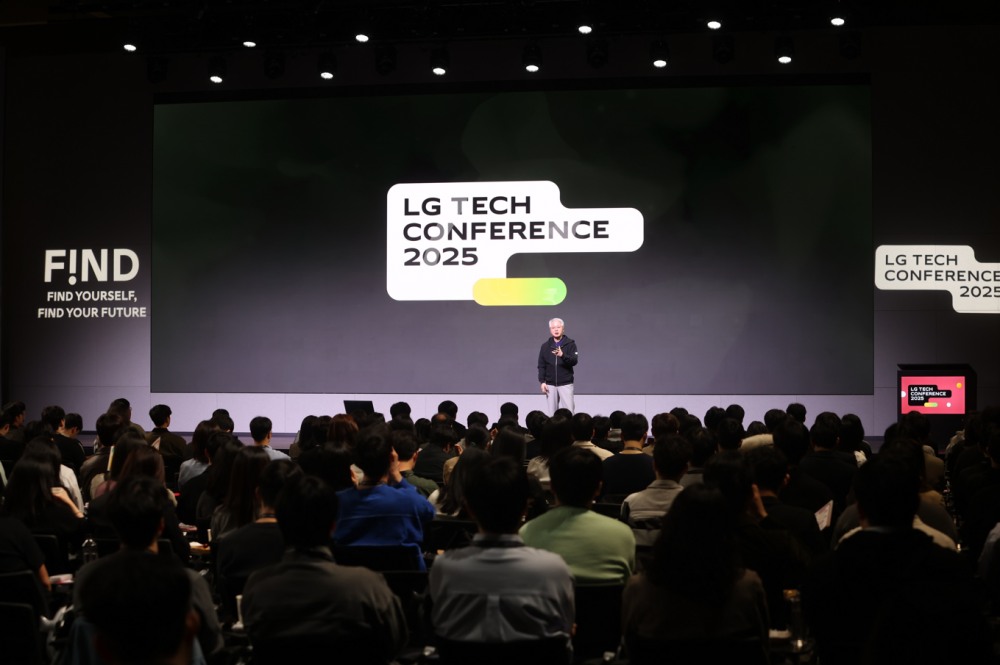 권봉석 (주)LG 부회장이 3일 서울 마곡 LG사이언스파크에서 열린 LG 테크 콘퍼런스에서 환영사를 하고 있는 모습
