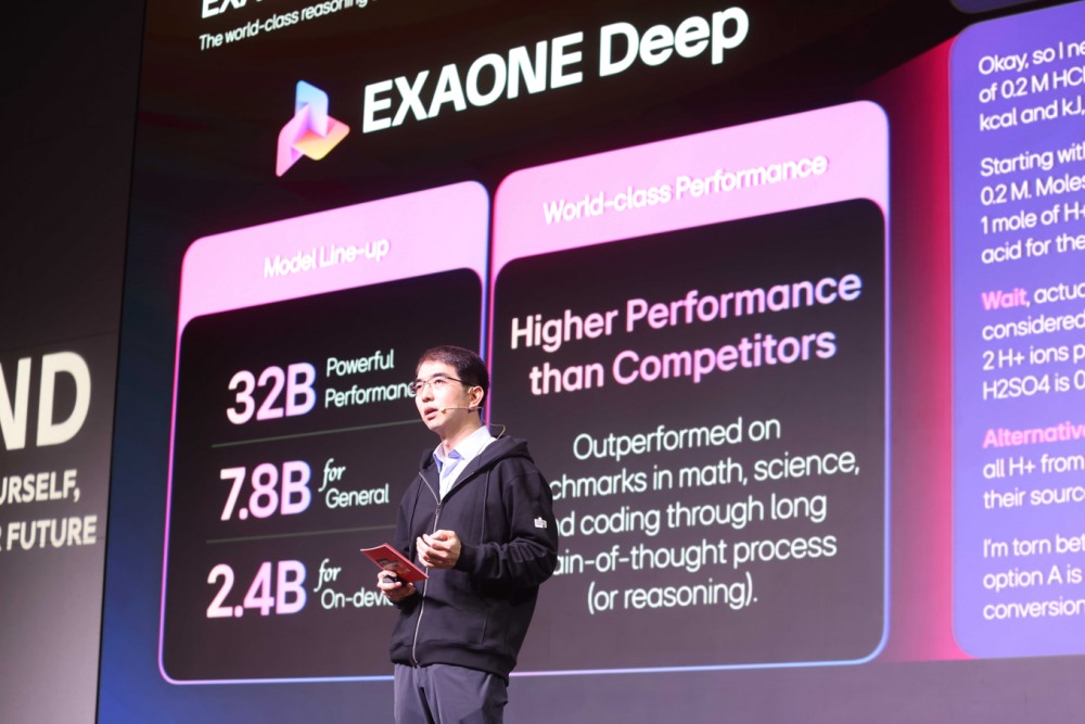 이홍락 LG AI연구원 최고AI과학자가 3일 서울 마곡 LG사이언스파크에서 열린 LG 테크 콘퍼런스에서 기조연설을 하고 있는 모습