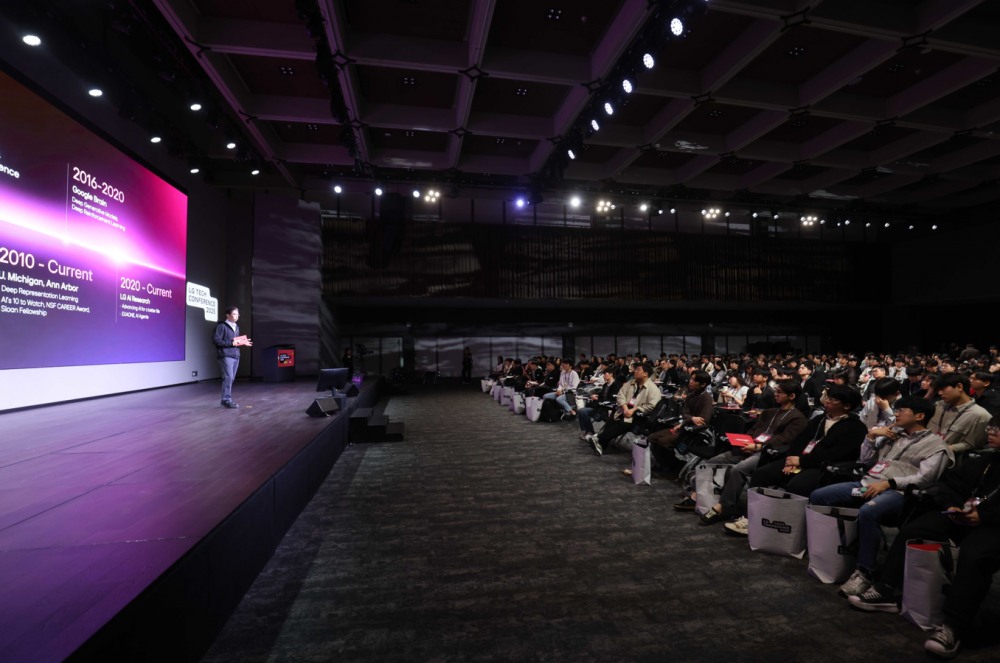 이홍락 LG AI연구원 최고AI과학자가 3일 서울 마곡 LG사이언스파크에서 열린 LG 테크 콘퍼런스에서 기조연설을 하고 있는 모습