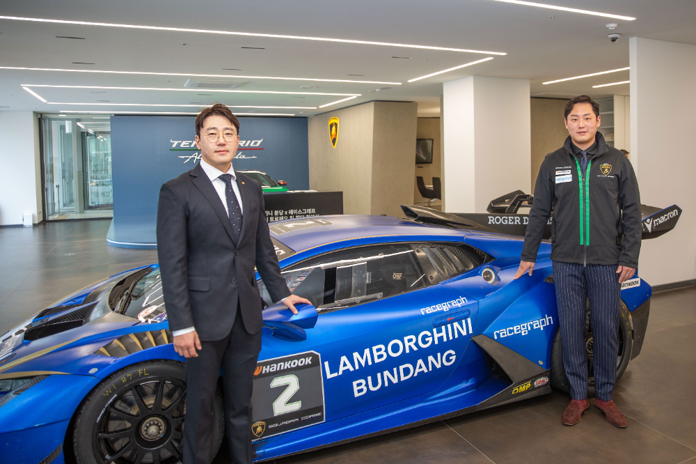 람보르기니 분당 x 레이스그래프 2025 슈퍼 트로페오 팀 창단 협약식. (좌)람보르기니 분당 강민구 총괄 본부장 (우)레이스그래프 조순호 대표