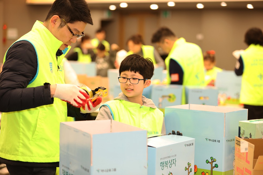 이날 봉사활동에 참여한 임직원 및 가족들이 소상공인들의 필수품이 담긴 행복상자를 만들고 있다.